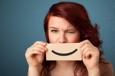 komik smiley ile kart tutan mutlu güzel kadın