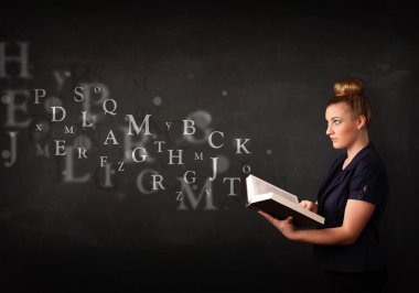 Genç Bayan alfabesi harfleri ile kitap okuma