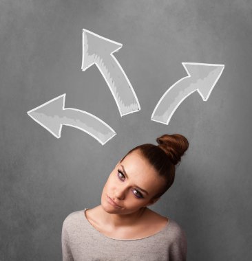 genç kadın başının üstünde oklarla düşünme