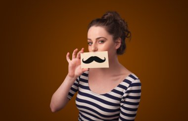 kağıt çizim bıyıklı tutan mutlu sevimli kız