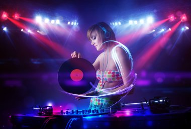 Sahne Alanı'nda ışık efektleri ile müzik DJ kız