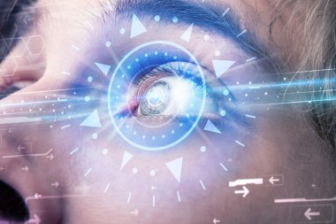Siber teknoloji gözü mavi iris bakarak adam