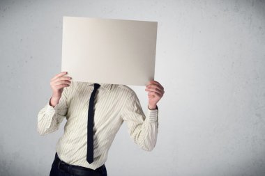 İşadamı elinde fotokopi alanı olan bir kağıt tutuyor.