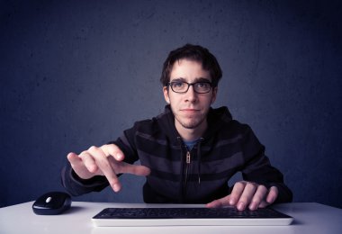 Hacker mavi arkaplanda klavye ile çalışıyor