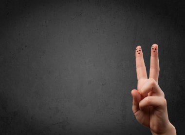 Boş kopya alanı koyu arkaplan ile mutlu parmak gülümsemeleri