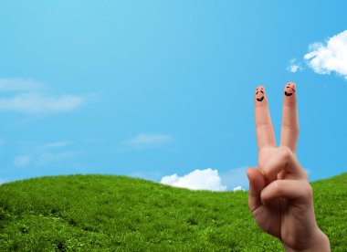 Arka planda manzara manzaralı neşeli parmak gülümsemeleri