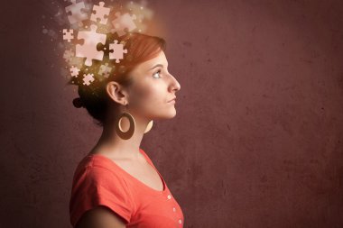 Genç insan parlak bir bulmaca zihniyetiyle düşünüyor