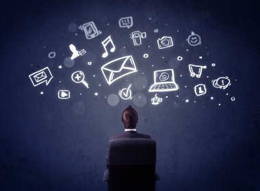 Kafasında multimedya simgeleri olan bir iş adamı.