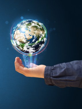 Parlayan bir küre tutan bir kadın