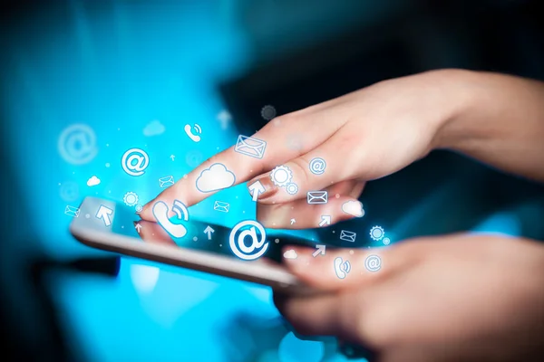 Hand aanraken tablet pc, social media concept — Stockfoto