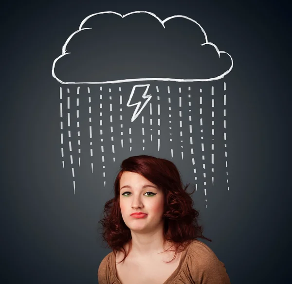 Jeune femme avec nuage de tonnerre au-dessus de sa tête — Photo