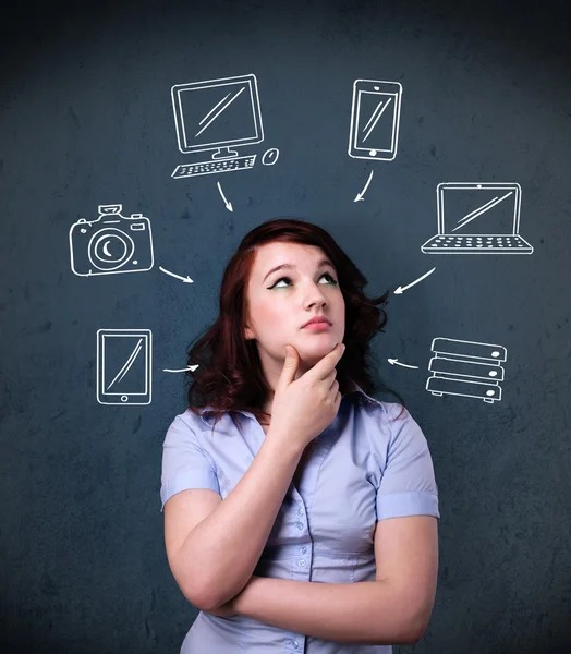 Jeune femme pensant avec des gadgets dessinés autour de sa tête — Photo