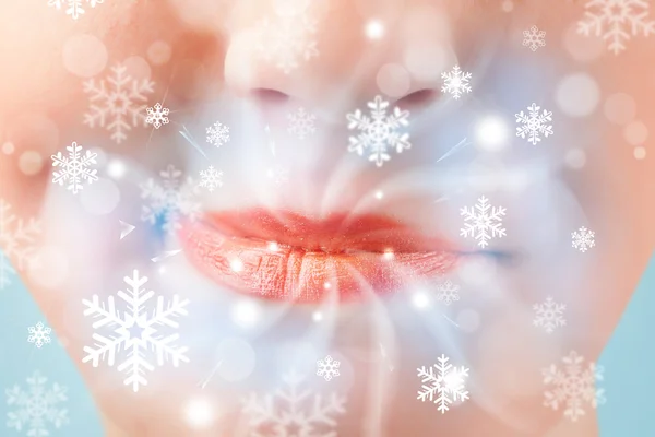 Ładna kobieta usta wieje zimny wiatr — Zdjęcie stockowe