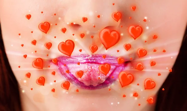 素敵な赤いハートのきれいな女性の唇 — ストック写真