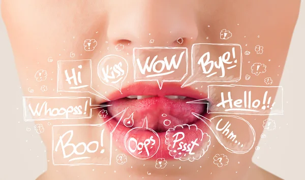 Beyaz baloncuklu güzel kırmızı dudaklar.