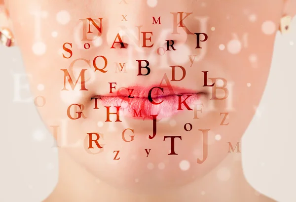 Mooi meisje lippen ademhaling lettertypen en tekens — Stockfoto