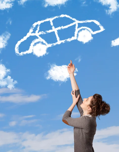Ung flicka tittar på bilen moln på en blå himmel — Stockfoto