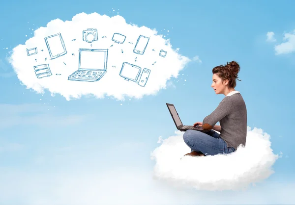 Młoda kobieta siedzi w chmurze z laptopem — Zdjęcie stockowe