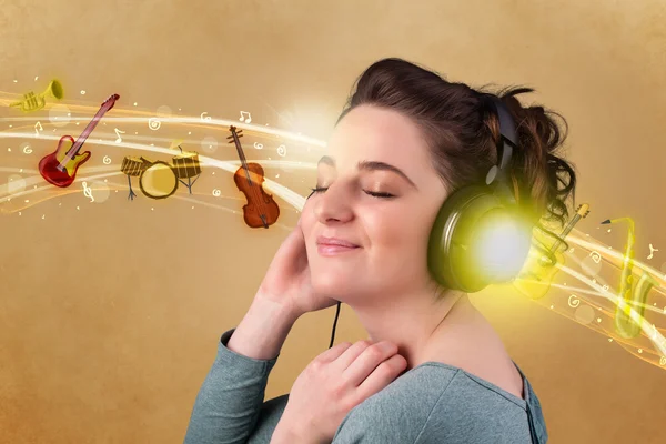 Jeune femme avec écouteurs écoutant de la musique — Photo