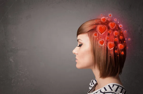 Jeune qui pense à l'amour avec des cœurs rouges — Photo