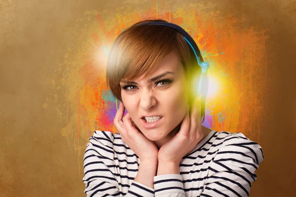 Mujer joven con auriculares escuchando música — Foto de Stock