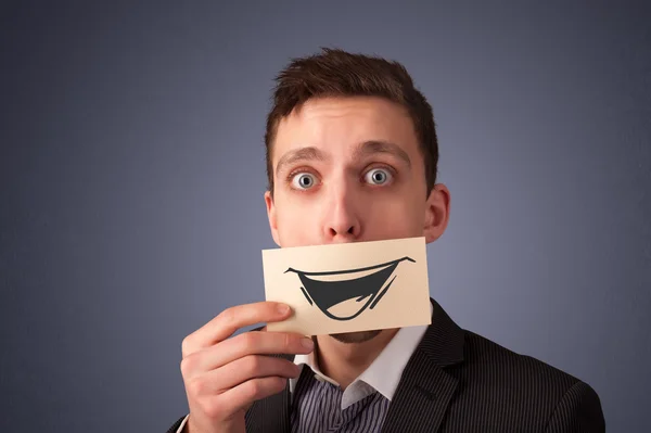 Gelukkig zakenman grappige witte kaart op zijn mond houden — Stockfoto