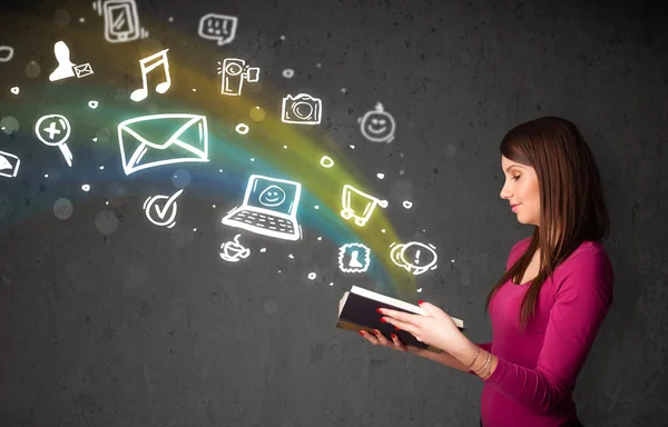 Mujer joven leyendo un libro con iconos multimedia saliendo de t —  Fotos de Stock