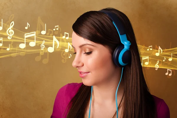 Young woman with headphones listening to music — Stock Photo, Image