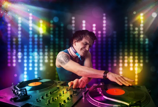 DJ spielt Lieder in Disco mit Lichtshow — Stockfoto