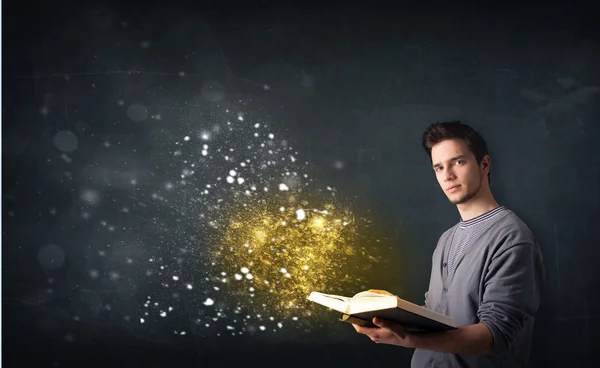 若い男が魔法の本を読んで — ストック写真