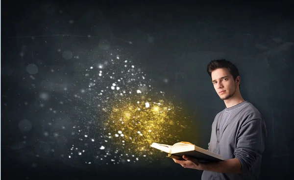 Giovane ragazzo che legge un libro magico — Foto Stock