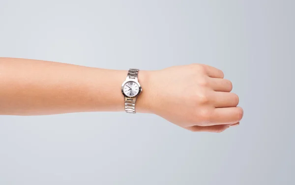 Mano con reloj que muestra la hora exacta — Foto de Stock