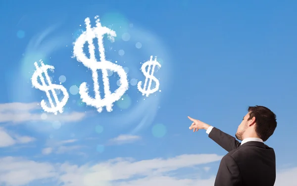 Businesman indicando le nuvole di segno del dollaro sul cielo blu — Foto Stock