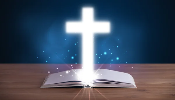 Apri la santa Bibbia con la croce incandescente al centro — Foto Stock