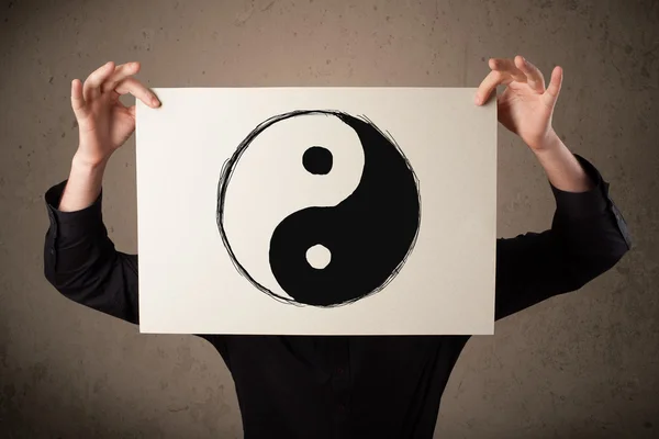 Holding bir yin-yang ile bir kağıt üzerine önünde Merhaba işadamı — Stok fotoğraf