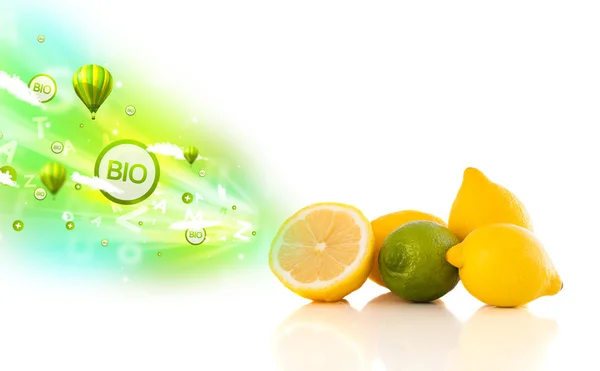 Coloridas frutas jugosas con signos e iconos ecológicos verdes —  Fotos de Stock