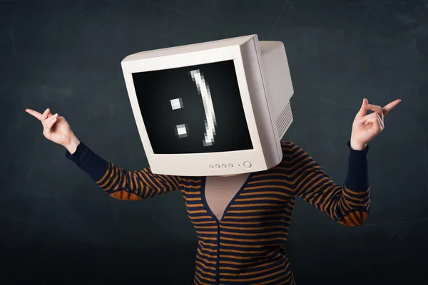 Rolig tjej med en monitor låda på hennes huvud och en smiley — Stockfoto
