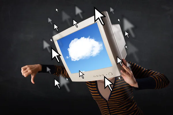 Ekranda ekranı ve bulut hesaplaması olan kadın — Stok fotoğraf
