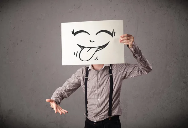 Uomo d'affari in possesso di un foglio con divertente faccina sorridente di fronte h — Foto Stock