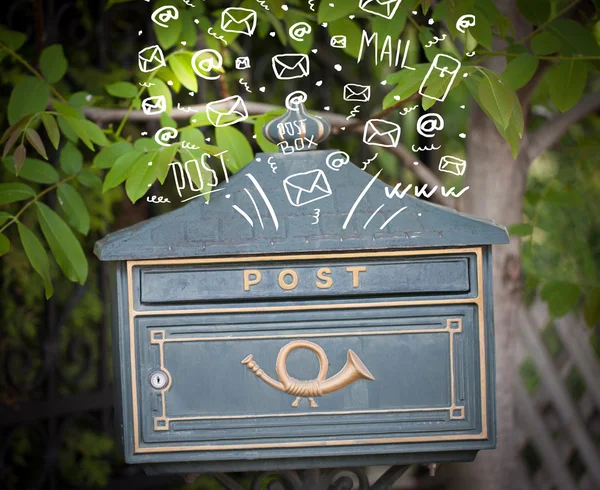 Boîte aux lettres avec icônes de courrier dessinées à la main blanches — Photo