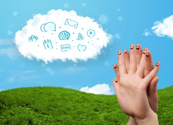 Glückliche Smiley-Finger, die auf Wolke mit blauen sozialen Symbolen schauen und — Stockfoto