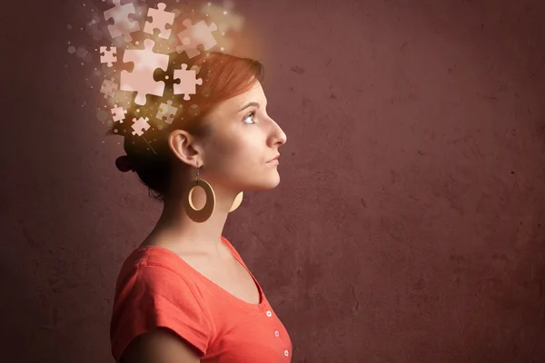 Giovane che pensa con mente puzzle incandescente — Foto Stock