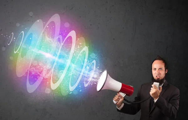 El hombre grita en un altavoz y sale un rayo de energía colorido —  Fotos de Stock