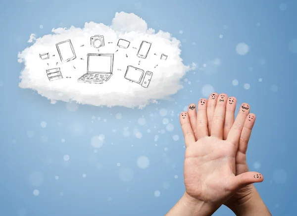 Heureux doigts souriants regardant le cloud computing avec la technologie — Photo