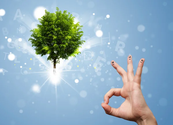 Happy vinger glimlacht met groene magische gloeiende boom — Stockfoto