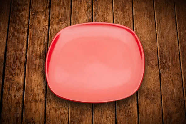 色彩斑斓的背景桌子上的空盘子 — 图库照片