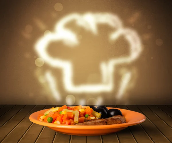 Heerlijk eten bord met chef-kok hoed — Stockfoto