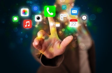 Genç işkadını basarak renkli mobil app simgeleri ile Böke