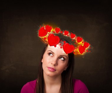 Kafasında kalp çizimleri olan genç bir kız.