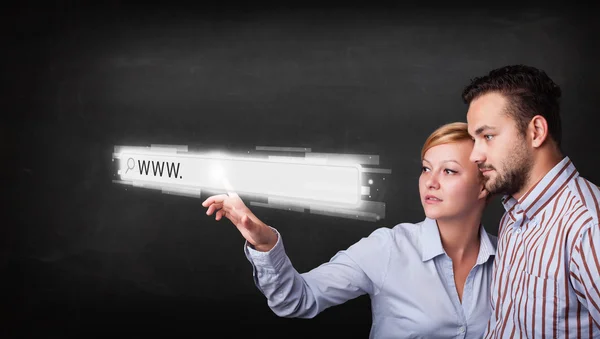 Giovane coppia di business toccare la barra degli indirizzi del browser web con www — Foto Stock